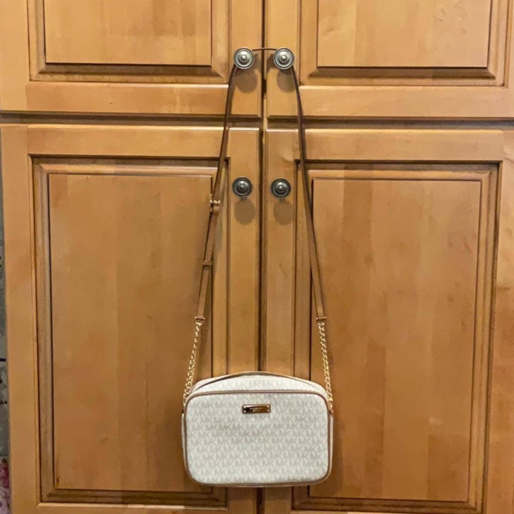 Michael Kors Crossbody. Brand new. Never worn.